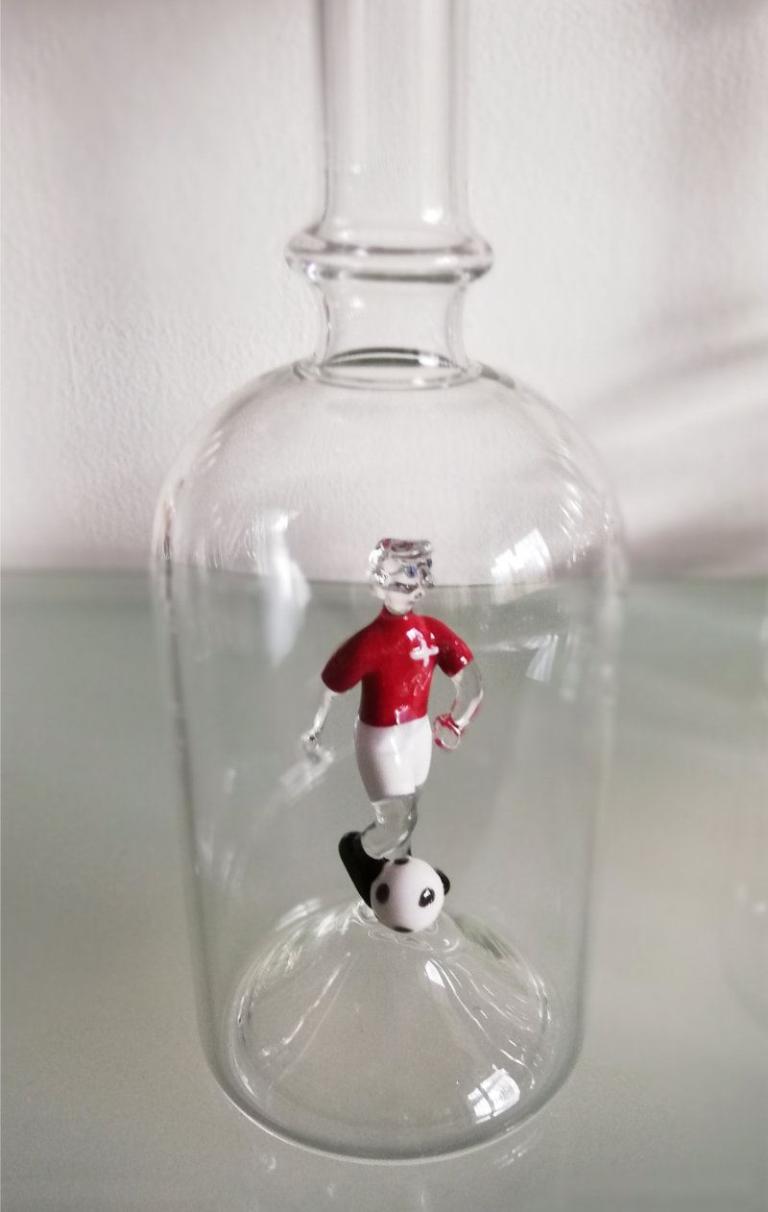 Glasflasche Geschenkflasche mit Sujet Fussballer Fussballspieler