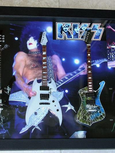 KISS Bild mit 3 Modellgitarren 
