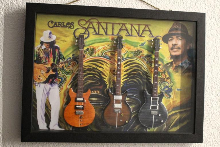 Bild Carlo Santana mit Modellgitarren