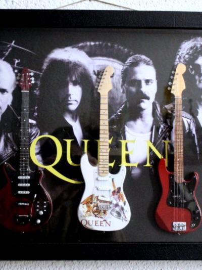 Bild Queen mit 3 Modellgitarren